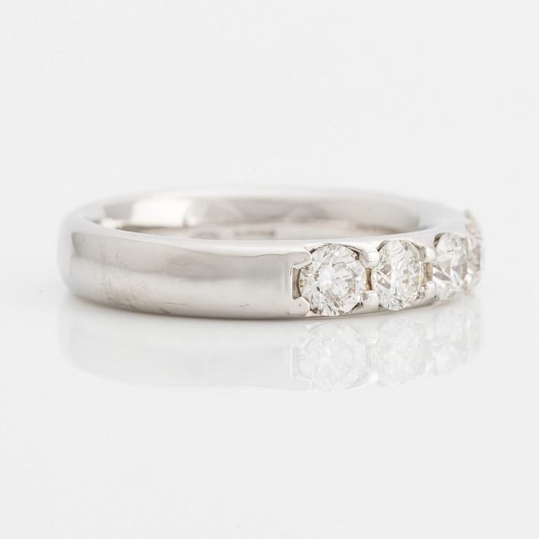 Half-eternity ring with brilliant-cut diamonds.