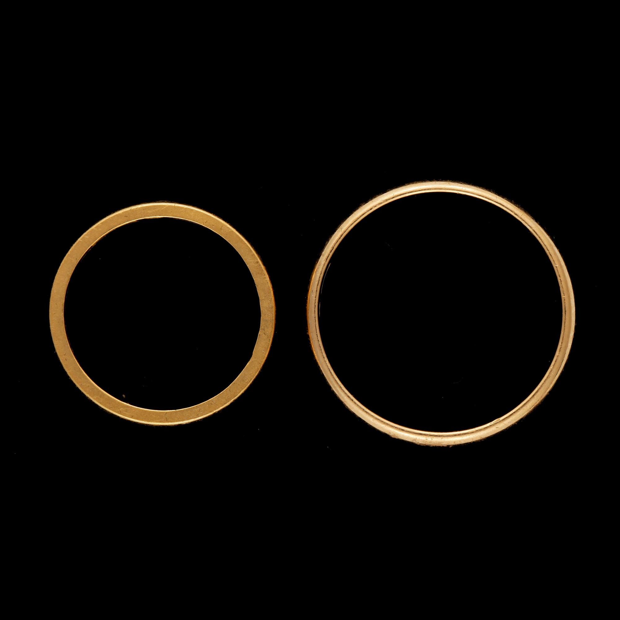 RINGAR, 2 st, 20 k, respektive 23 k guld, Stockholm, 1946. Vikt ca 6,5 gram.