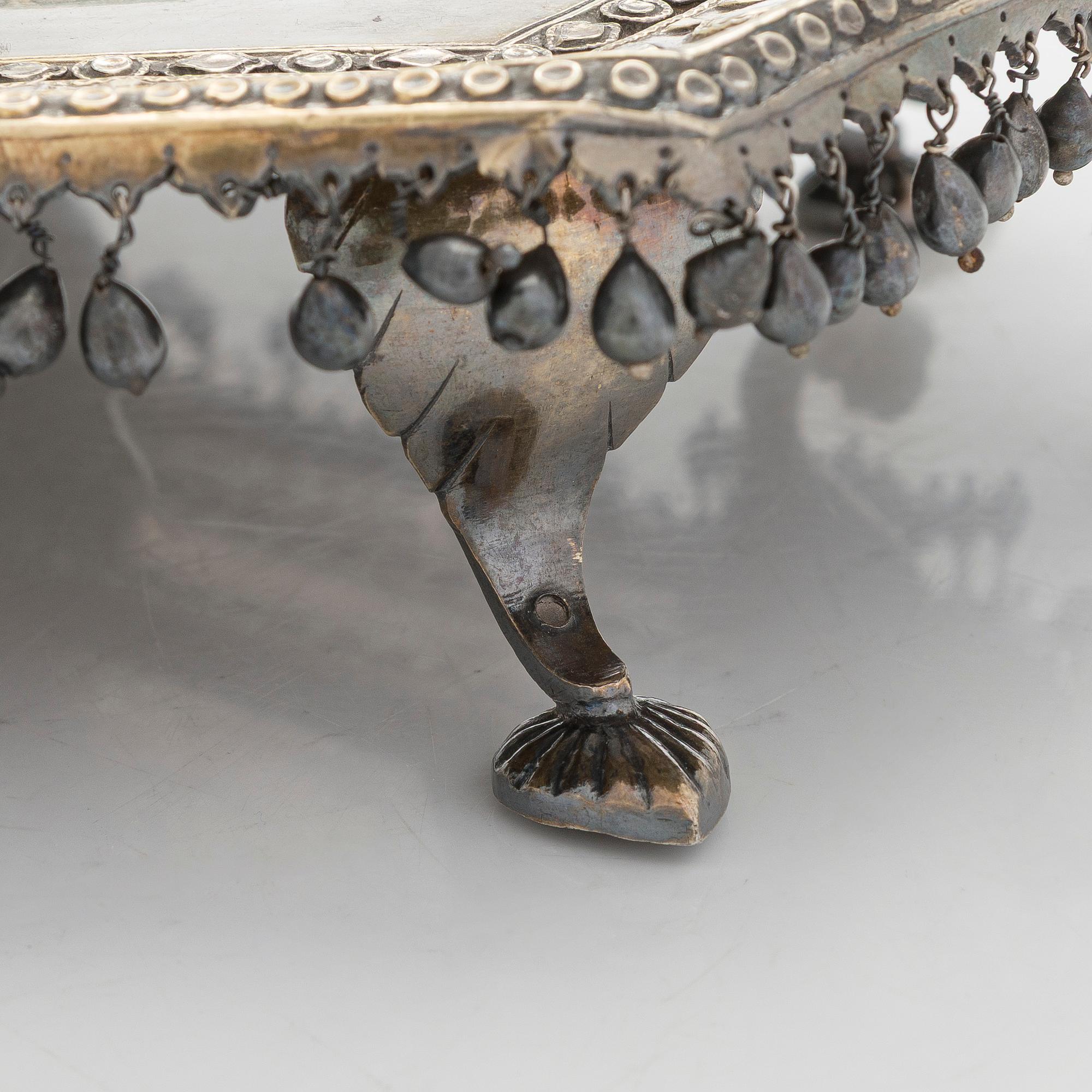 Pan-skrin på bricka, silver och förgyllt silver, mogulstil, Delhi, Indien, 1800-talets första hälft.