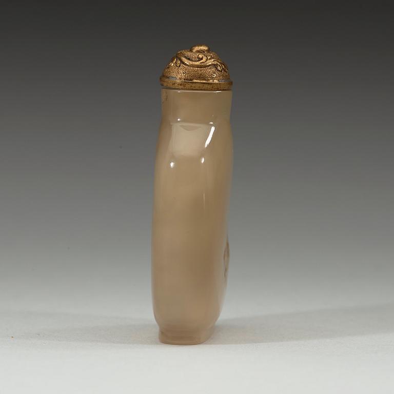 A silhouette chalcedony snuff bottle, Qing dynasty, 19th century.