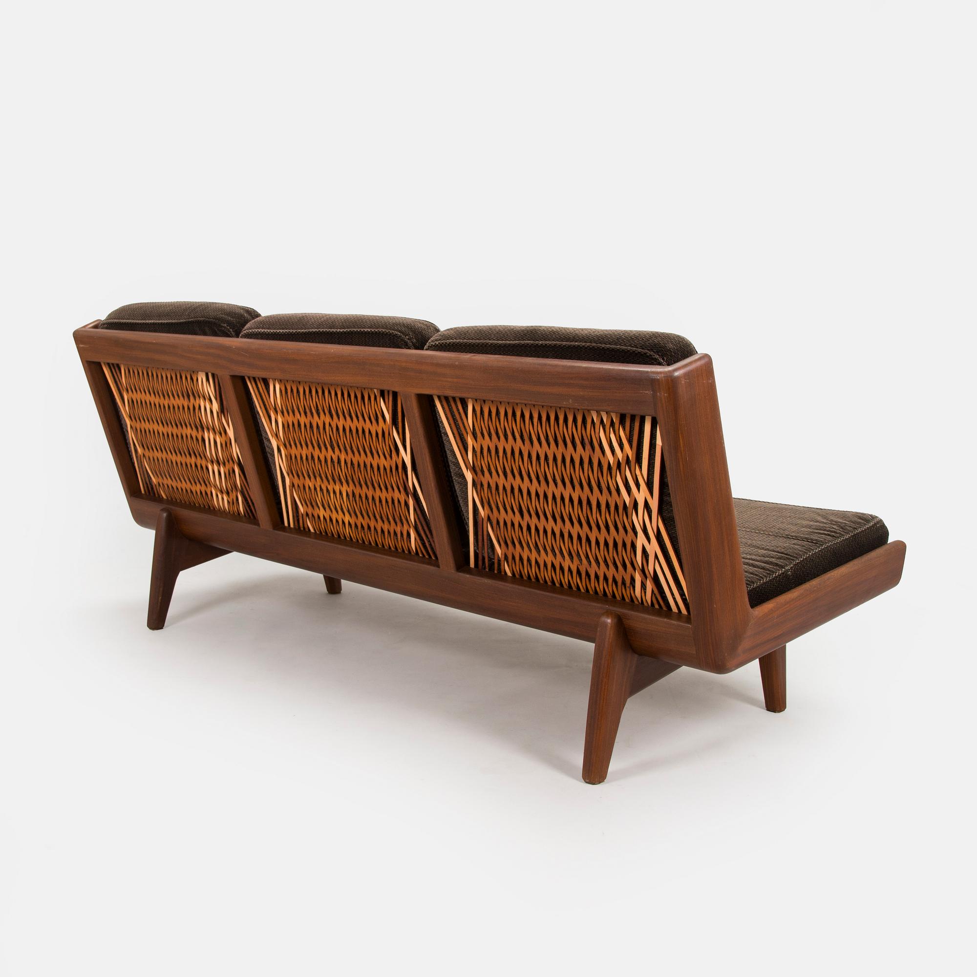 Carl Gustaf Hiort af Ornäs, sohva, "Studio", Puunveisto Oy - Träsnideri Ab 1900-luvun puoliväli.