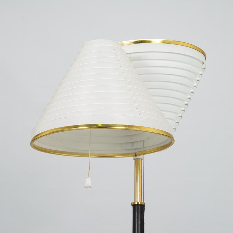 Alvar Aalto, golvlampa, beställningsarbete modell A 810, för Valaisinpaja, 1980-tal.