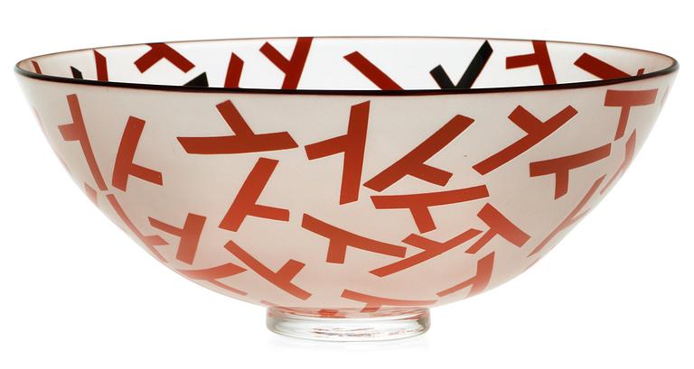 A Klas-Göran Tinbäck blasted glass bowl, 1995.