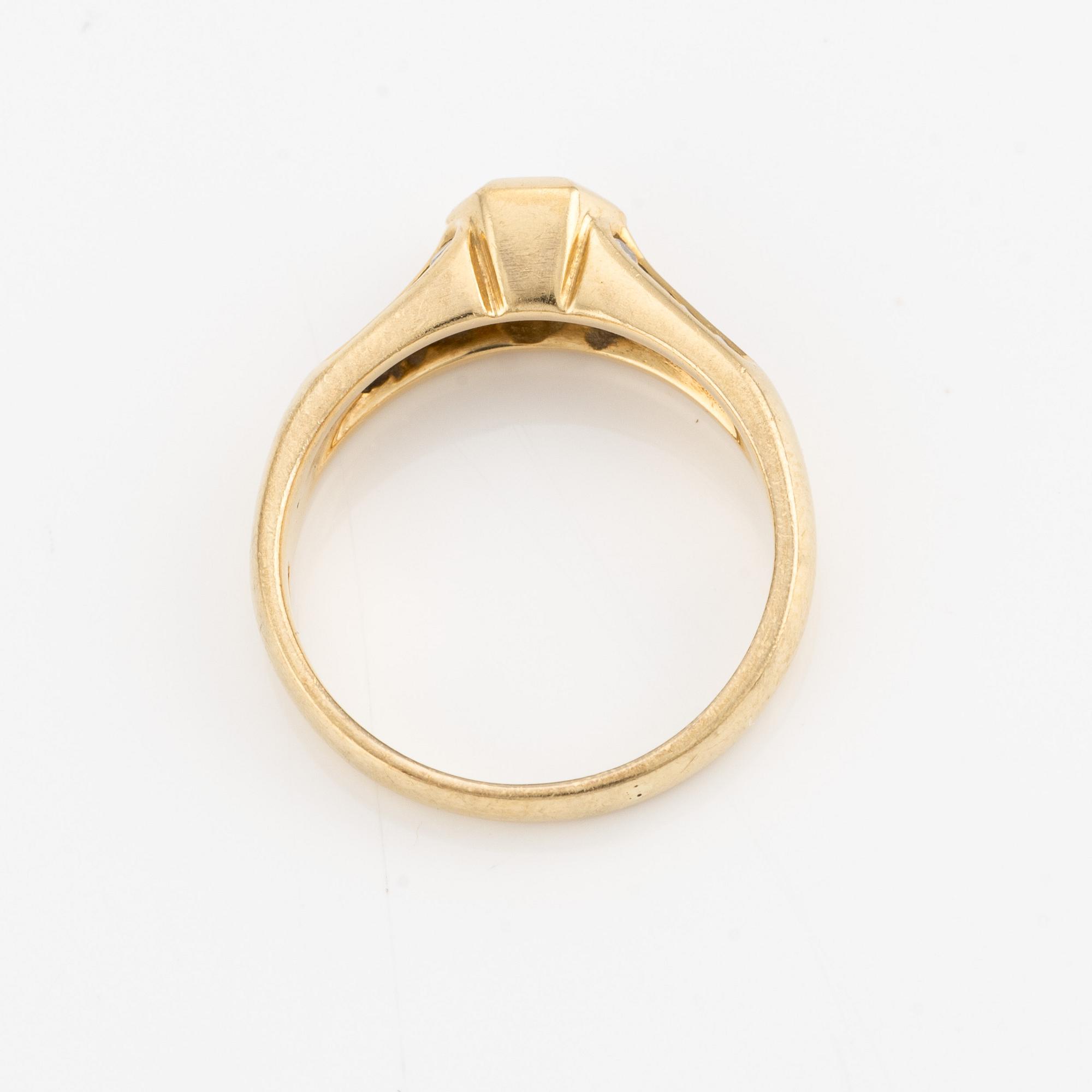 Ring, 18K guld med briljantslipade diamanter, Italien.