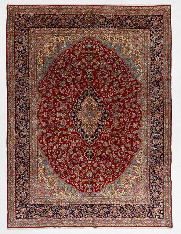 A carpet, semi-antique Kirman, signed, circa 400 x 300 cm.
