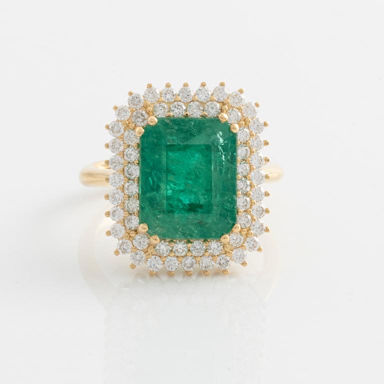 Ring with emerald-cut emerald and brilliant-cut diamonds.