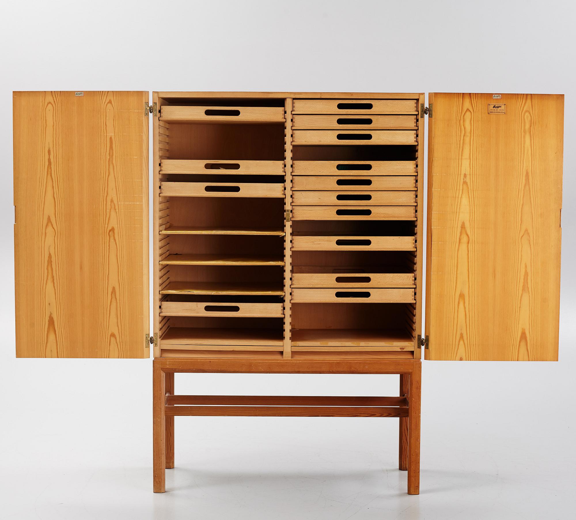 Axel Larsson, skåp, Svenska Möbelfabrikerna Bodafors, 1943.