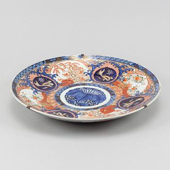 A Japanese large imari charger, Meiji period (1868-1912).