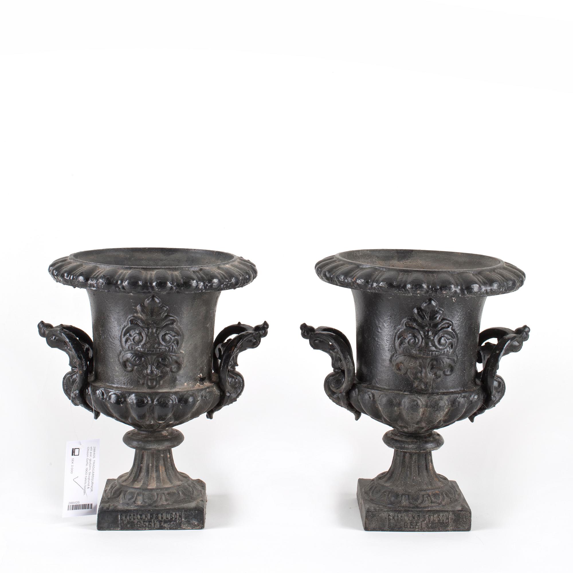 TRÄDGÅRDSURNOR, ett par, gjutjärn, Skoglund & Olsson Gefle. 1900-talets början.