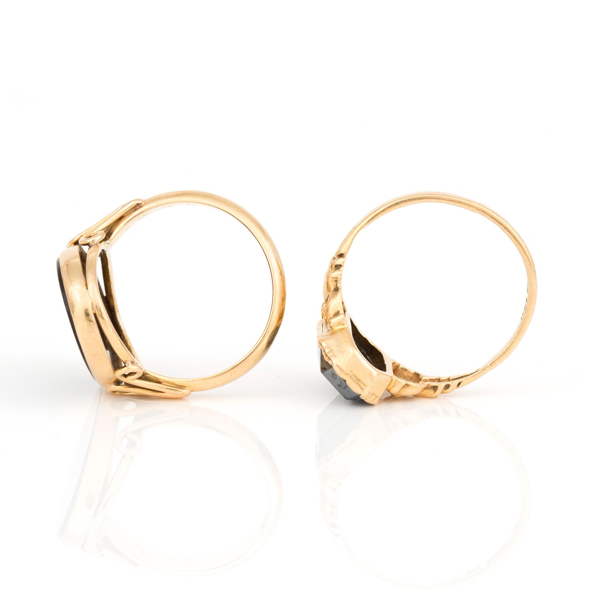 KLACKRINGAR, 2 st, med brun agat och fasetterad hematit, 18K guld.