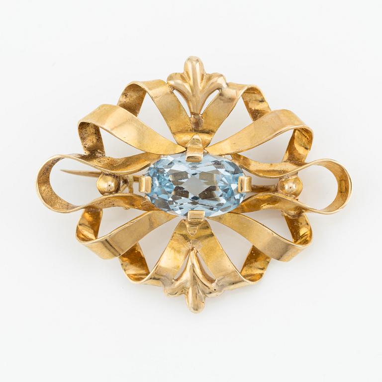 Brooch, 18K gold with synthetic blue spinel.