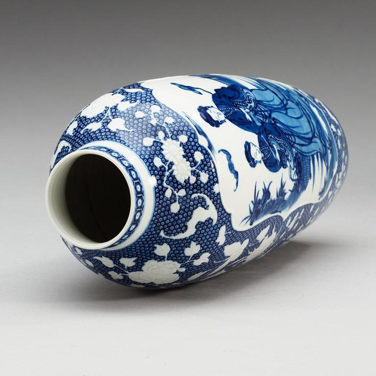 A blue and white vase, Qing dynasty.