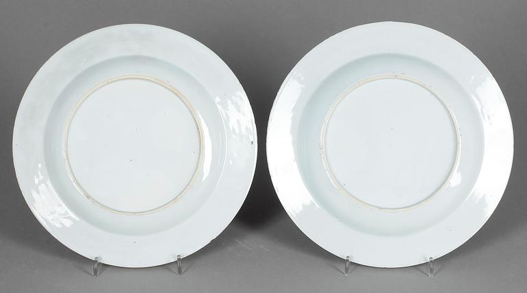 TALLRIKAR, två stycken, kompaniporslin. Qianlong 1736-95.