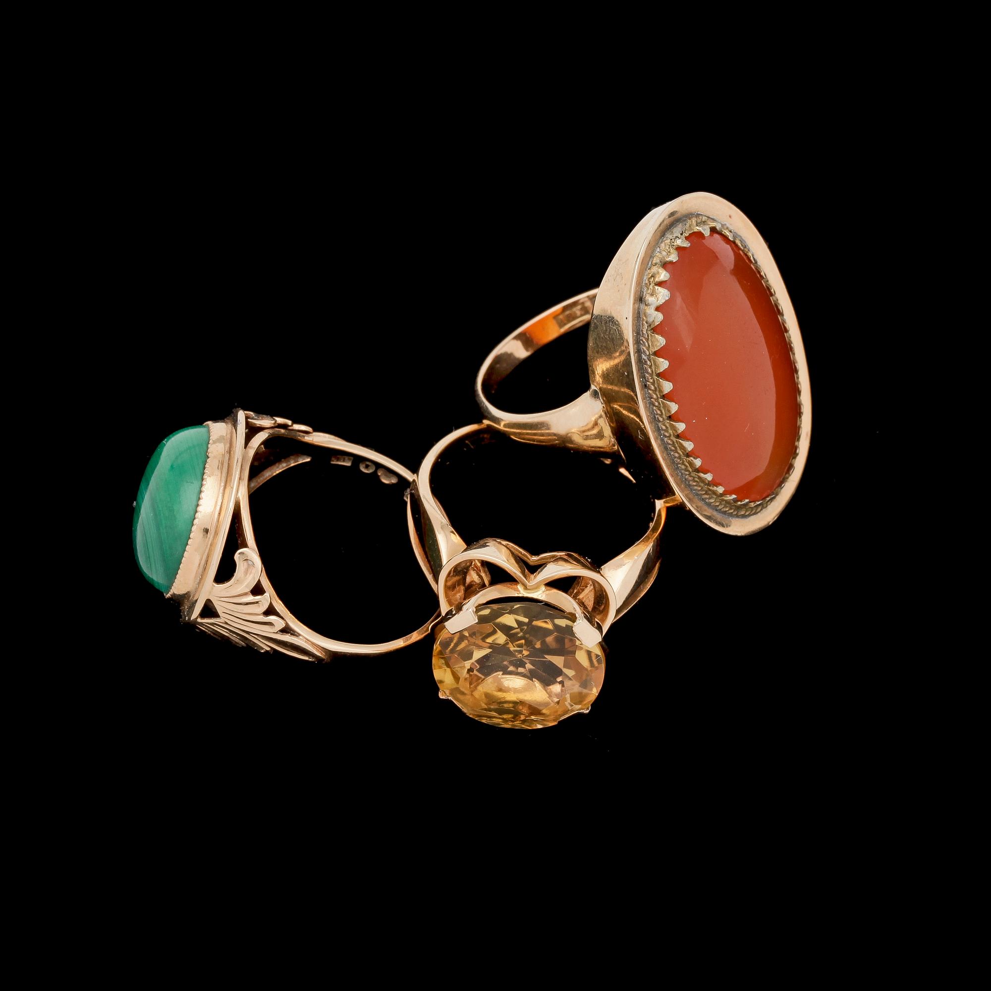 RINGAR, 3 st, 18k guld med citrin, malakit och carneol, bl a 1952-56.