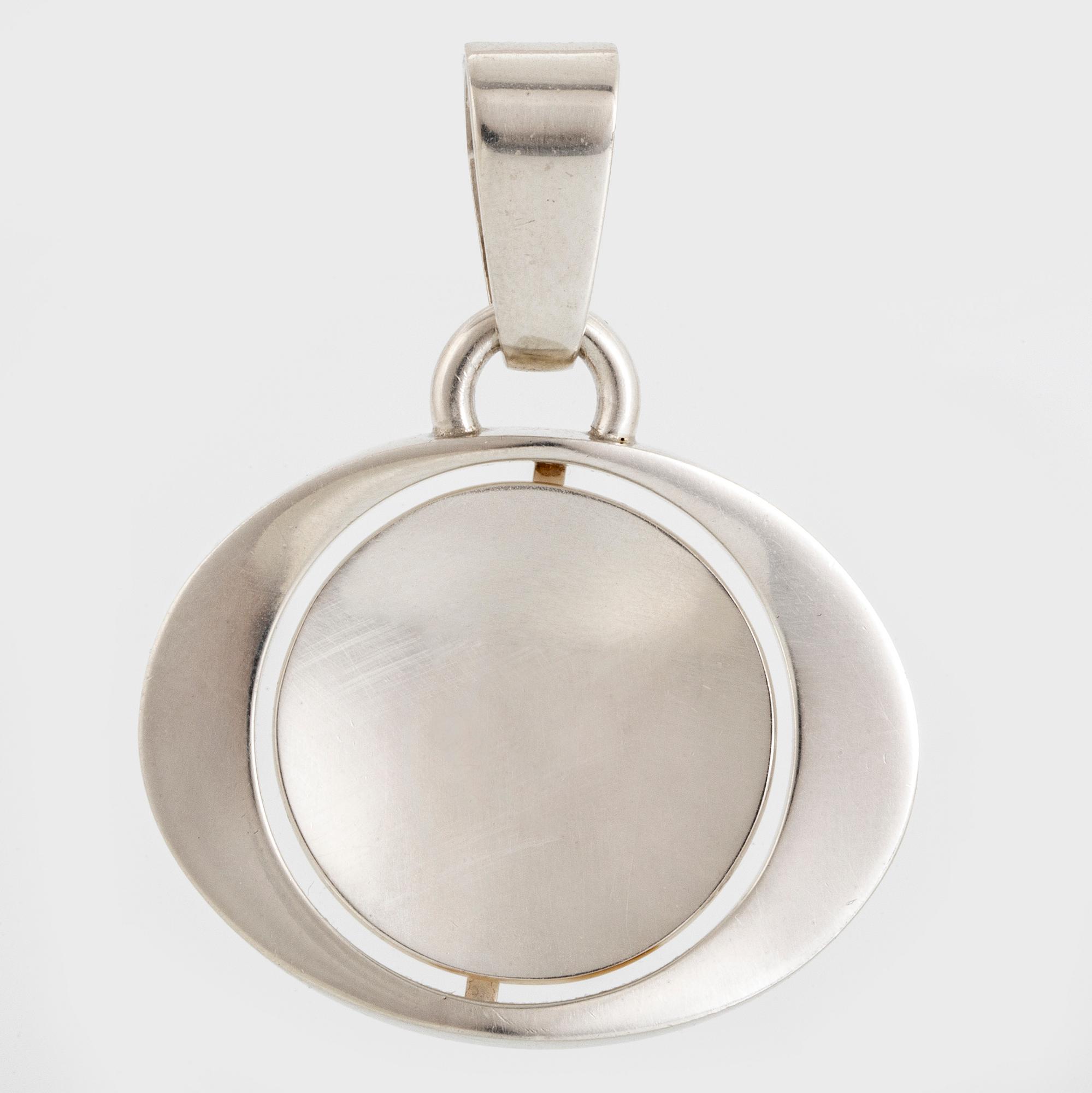SVEN-ERIK HÖGBERG a silver pendant.