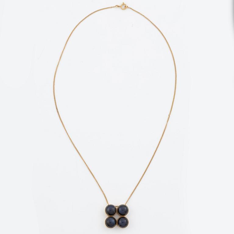 Pendant with chain, 18K gold with spectrolite, Finland 1964.