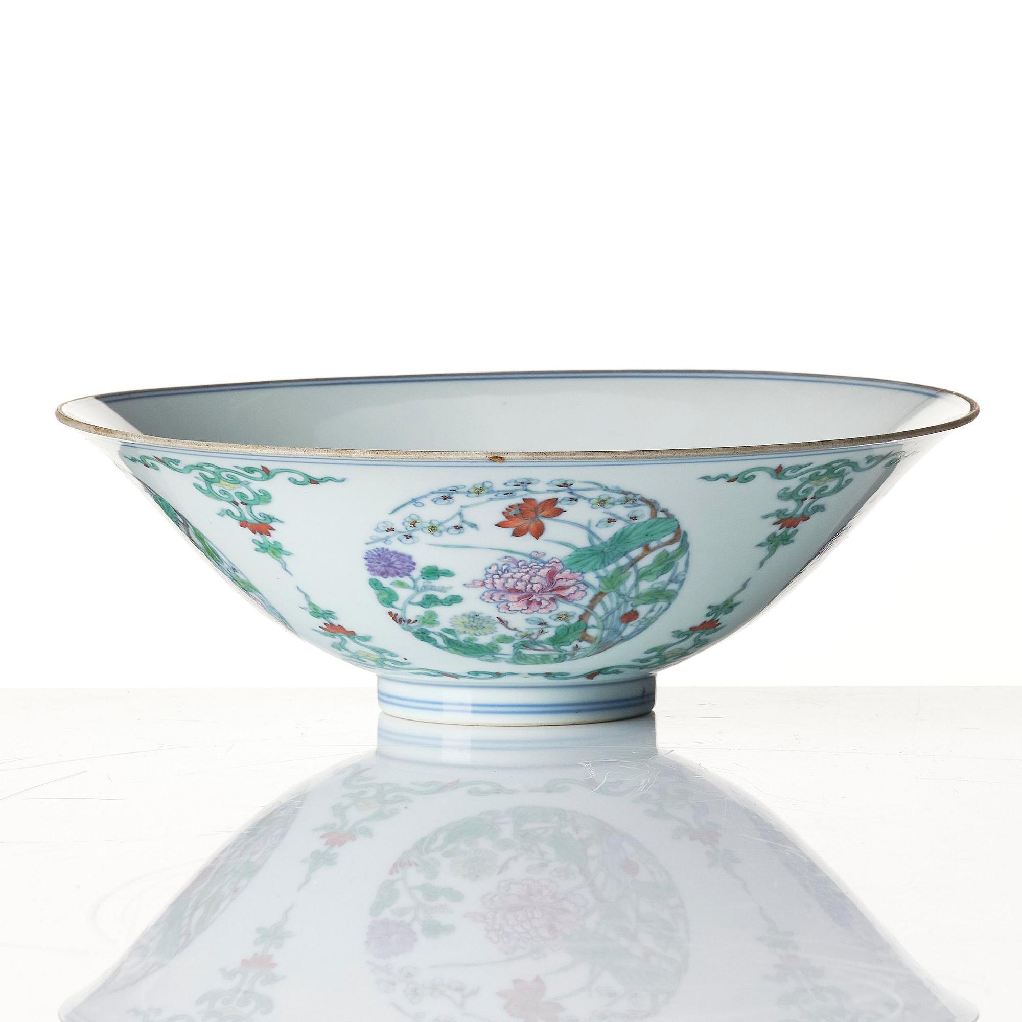 Skål, porslin. Qingdynastin med Yongzhengs märke och period (1723-35).