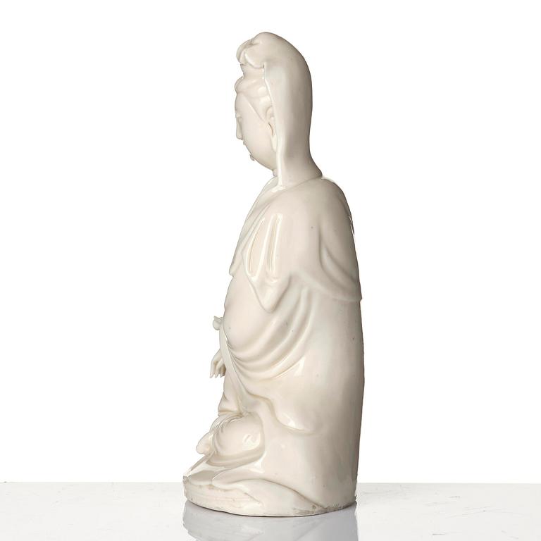 A blanc de chine figure of Guanyin, Qing dynasty. 19th century.