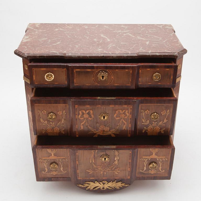 A CHEST O DRAWERS.