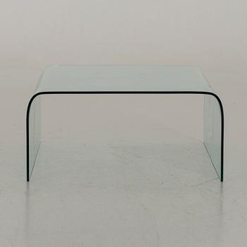 A GLASS SOFA TABLE.