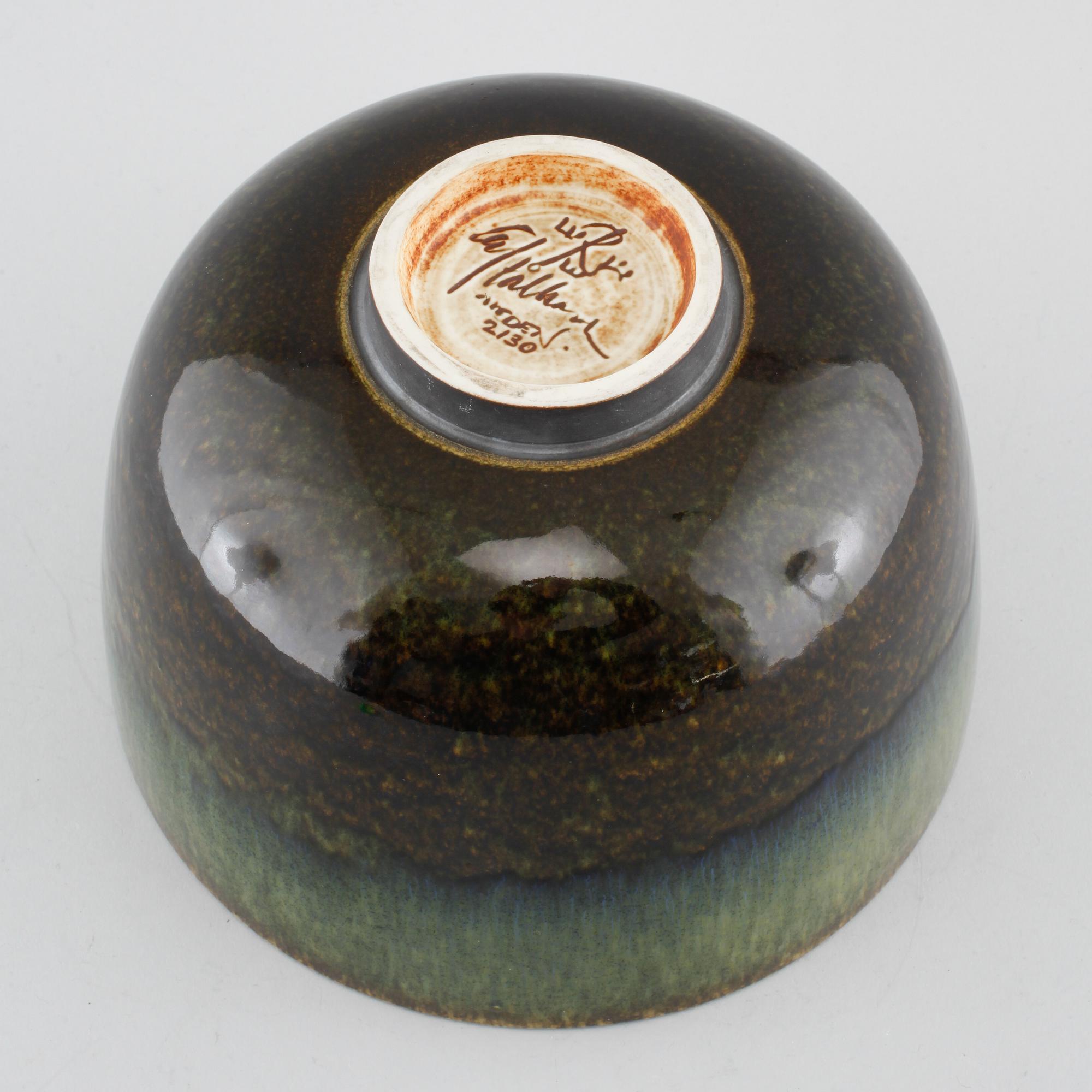 A stoneware bowl by CARL-HARRY STÅLHANE, Rörstrand, signed and numbered 2/30, second half of the 20th century.