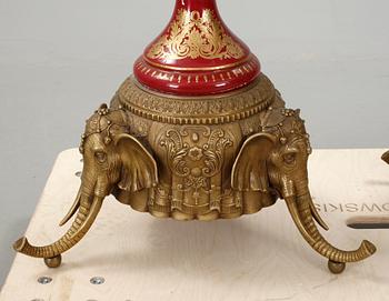 URNOR, ett par, porslin och metallbeslag, 1900-talets slut.