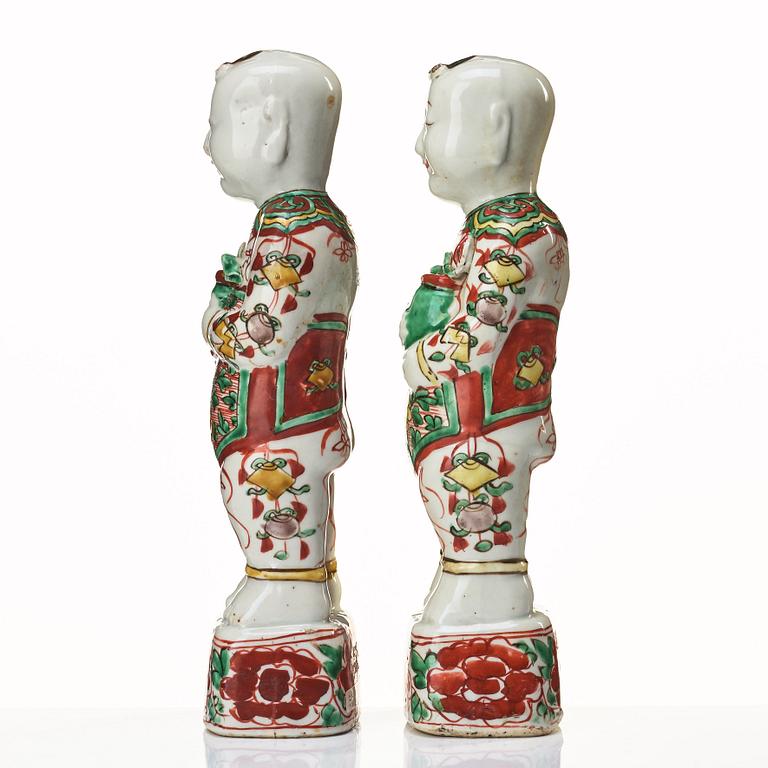 A pair of famille verte "lauging boys", Qing dynasty, Kangxi (1662-1722).