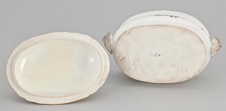 TERRIN MED LOCK, porslin Meissen, Marcolini. 1700/1800-tal.