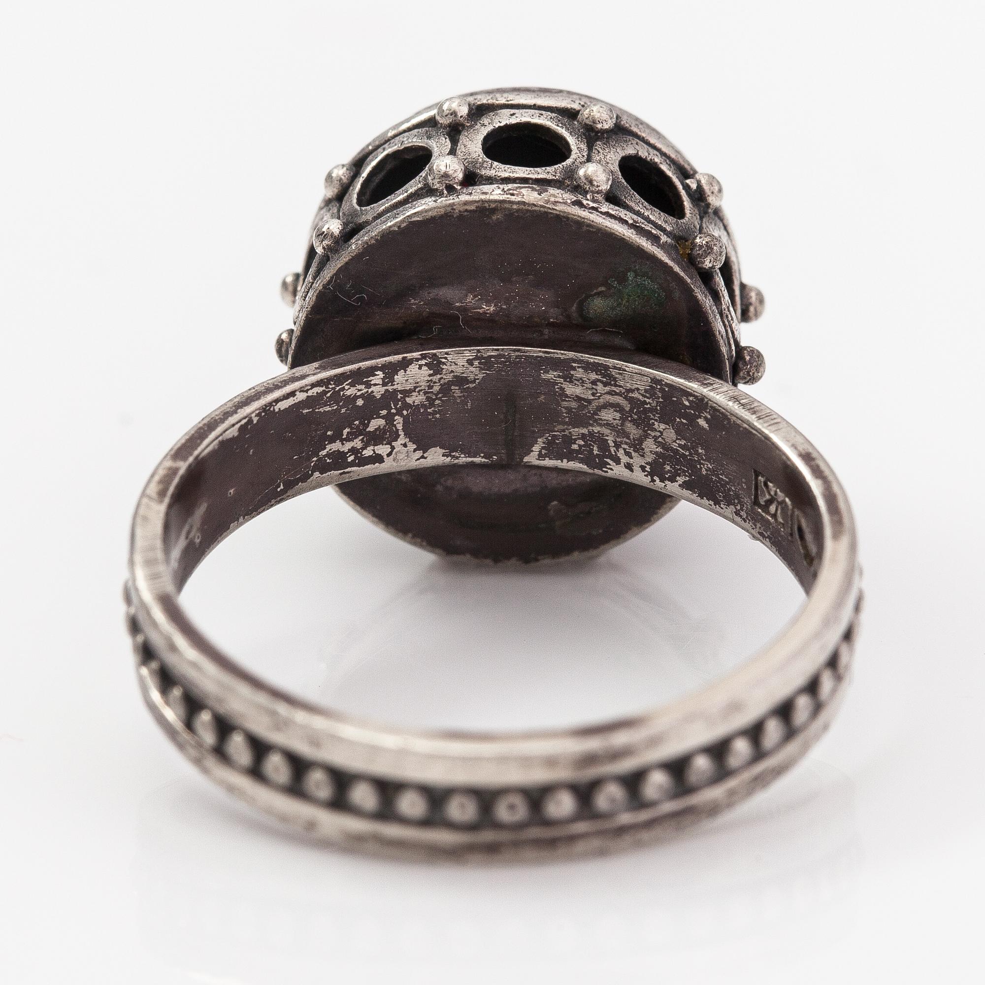 Kai Lindström, Brosch, ring och örhängen, silver, granit. Kalevala Koru, Helsingfors 1968.