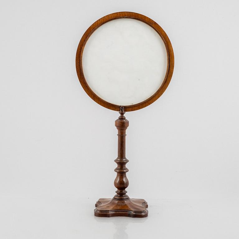A lithophane shade of biscuit porcelain and mahogny, mid/second half of the 19th century.
