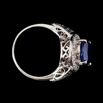 RING, silver, blå safir ca 3,0 ct, mindre safirer samt vita stenar.