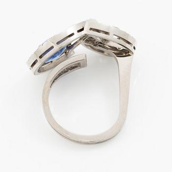 Ring 18K vitguld med en fasettslipad safir och gammalslipade diamanter.