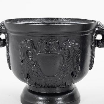 Garden urns, a pair, 20th century.
