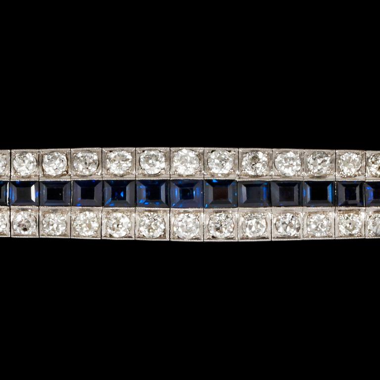 ARMBAND, carréslipade blå safirer, ca 12 ct, med briljantslipade diamanter, ca 11 ct, 1930-tal.