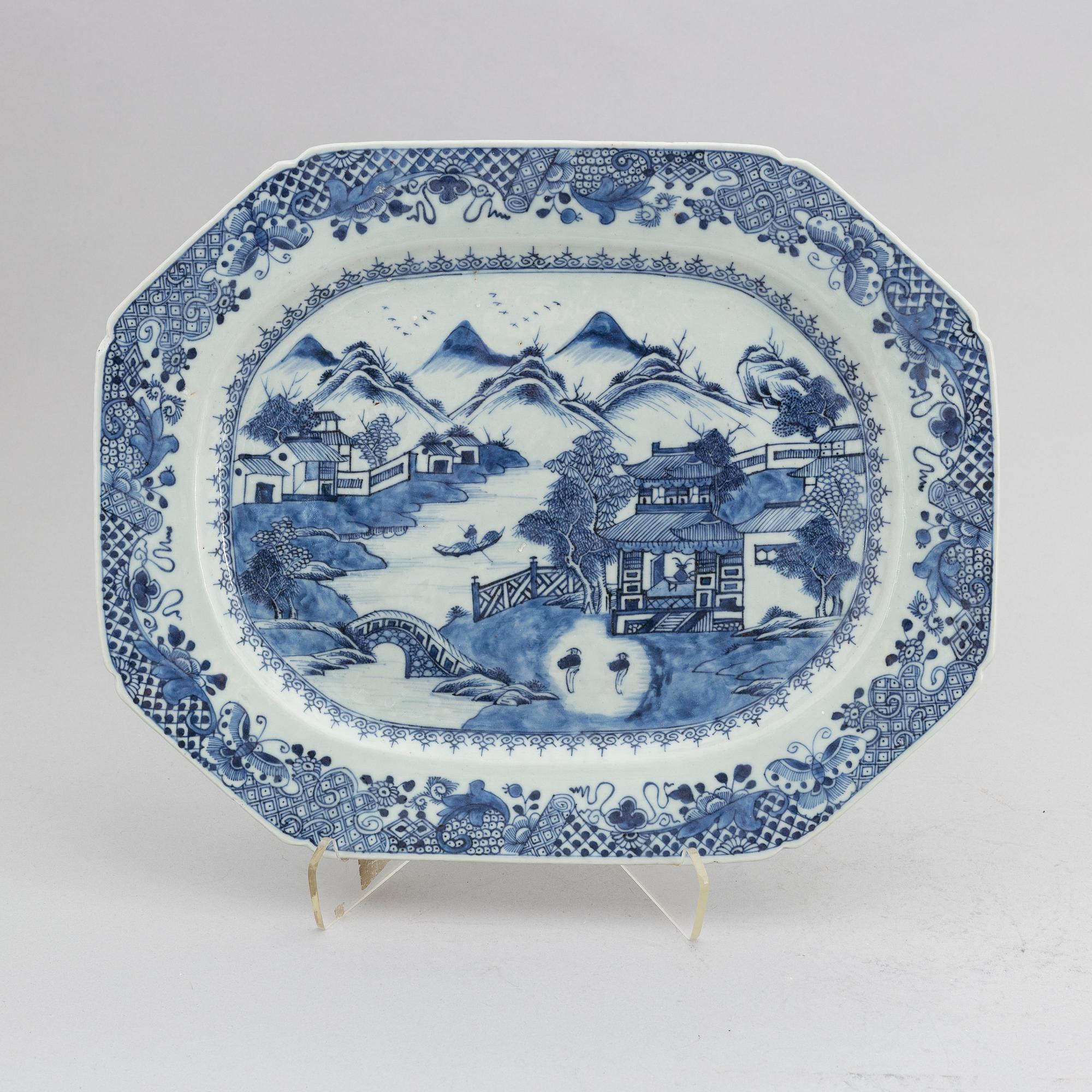 A Chinese blue and white porcelain serving dish, Qing dynasty, Qianlong (1736-95).