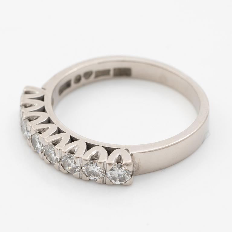 Ring in 18K white gold with brilliant-cut diamonds.
