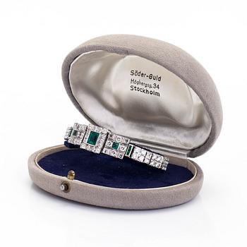 Rannekoru, 18K valkokultaa, smaragdeja sekä briljantti- ja baguettehiottuja timantteja, Tukholma 1986.