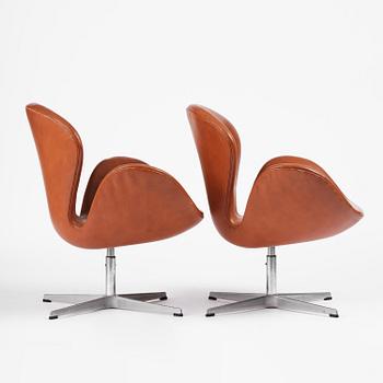 Arne Jacobsen, fåtöljer, ett par, "Svanen", Fritz Hansen, Danmark, 1980.