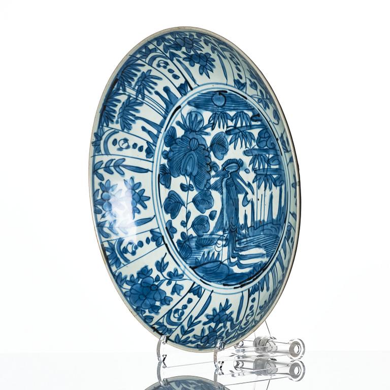 A blue and white Swatow dish, Ming dynasty (1368-1644).