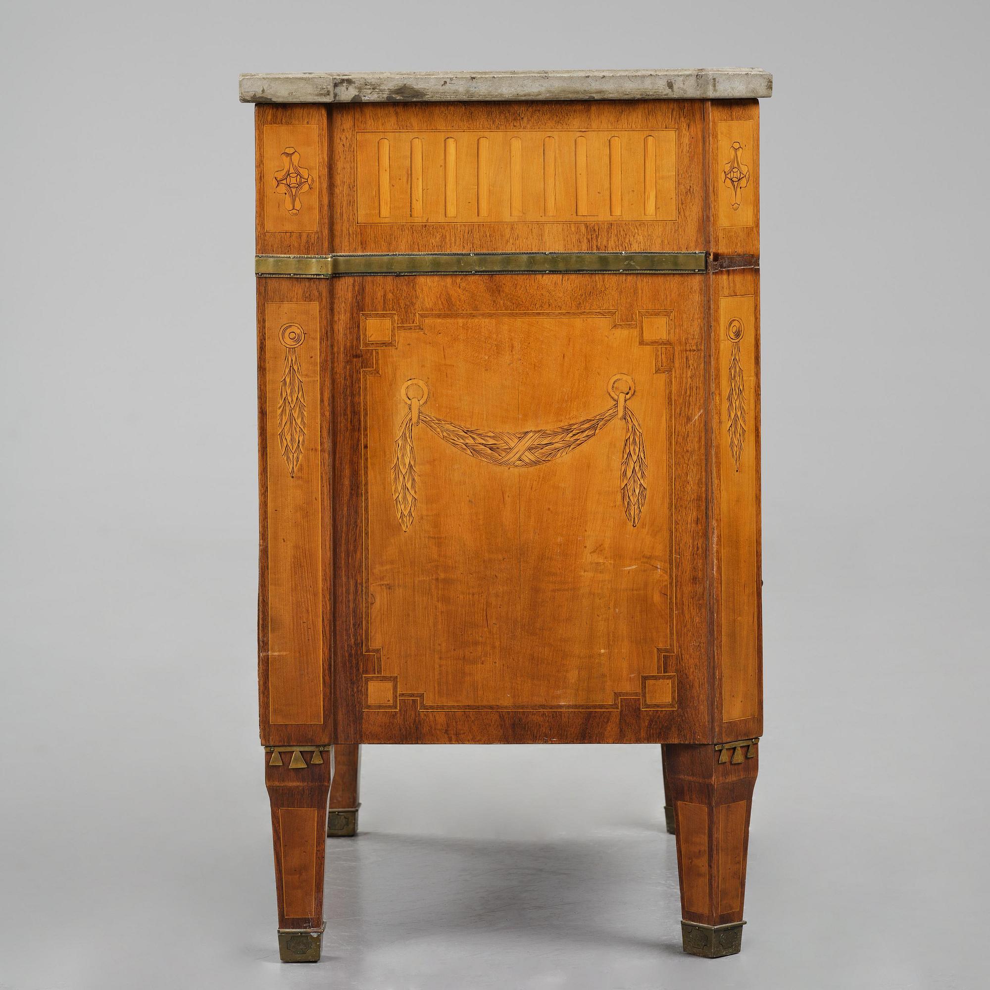A Gustavian marquetry commode in the manner of F. Foltiern, Stockholm, late 18th century.
