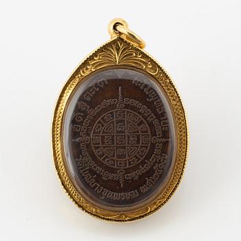 A Thai copper and gold amulett, 20th century.