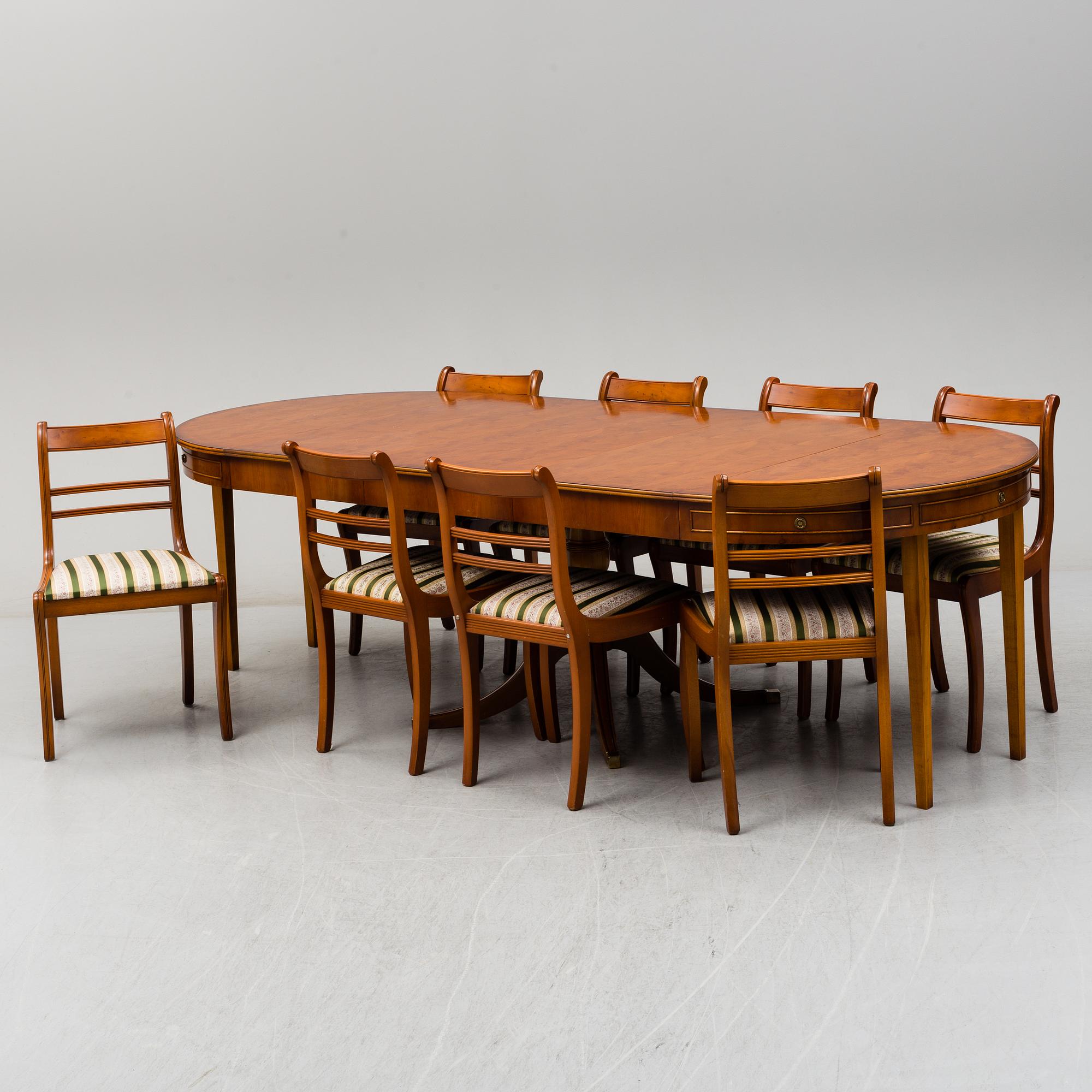 A yew dining table and 8 chairs, second half of the 20th century.