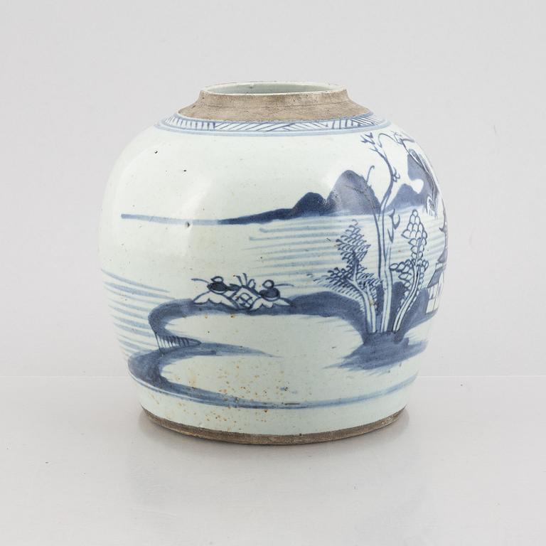 A blue and white porcelain pot, China, Qing dynasty, 19th century.