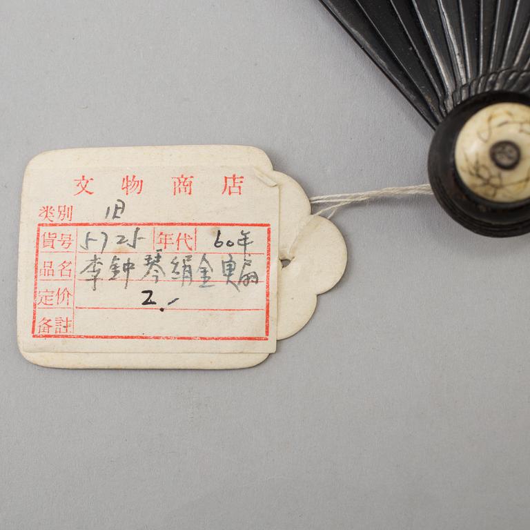 A fan leaf painting by Li Zhongqin, signed.