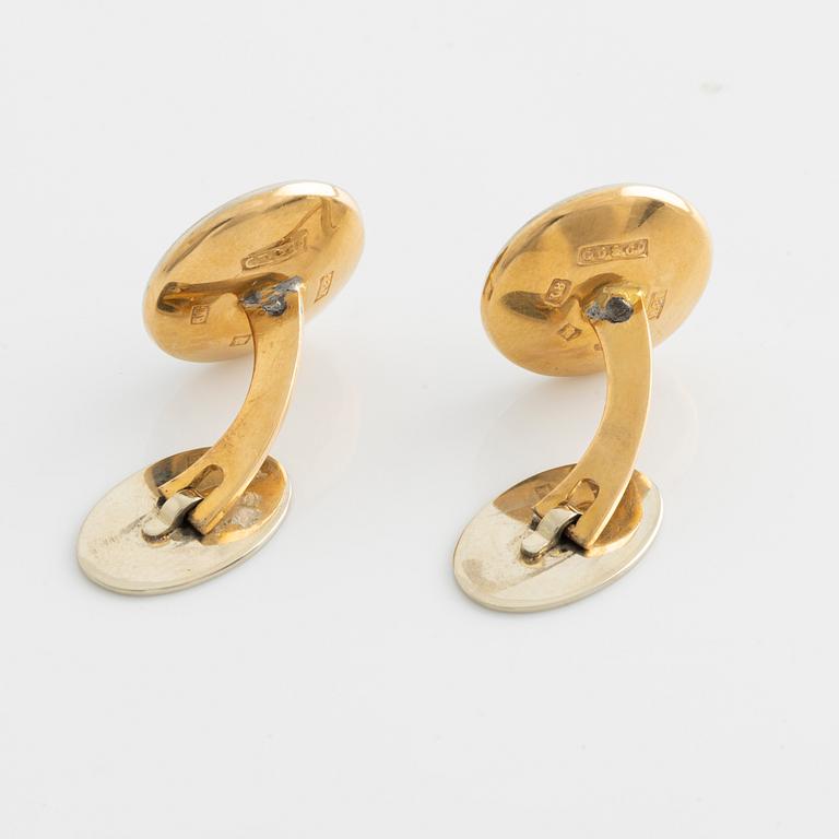 Cufflinks with mother-of-pearl and brilliant-cut diamonds.