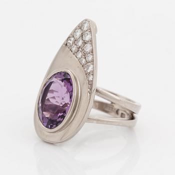 An 18K white gold ring set with a faceted amethyst weight ca 6.00 cts.