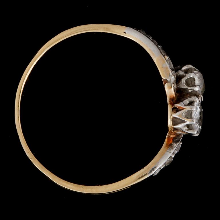RING, 18k guld med gammalslipade diamanter tot ca0,40ct och små rosenslipade diamanter. Vikt ca2g.