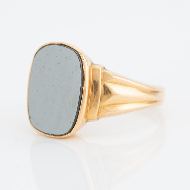 Ring, 18K guld med planslipad onyx.