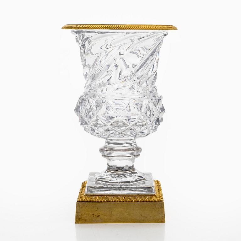 Maljakko, kullattu messinki, hiottu lasi, 1800-luvun puoliväli.