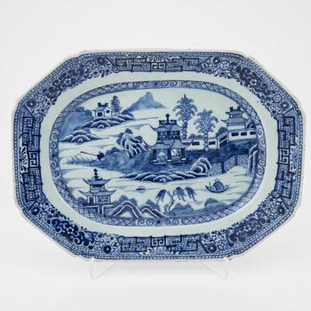 Stekfat, tre stycken, porslin, Kina, Qingdynastin, Qianlong (1736-95) samt Jiaqing (1796-1820).
